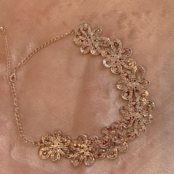 Flower and rose gold rhinestone necklace. - Picture 2 of 2